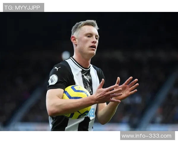 泰晤士曝光纽卡新赛季主场球衣设计细节黑色主条纹与袖口暗纹相结合 泰晤士曝光纽卡新赛季主场球衣设计细节黑色主条纹与袖口暗纹相结合