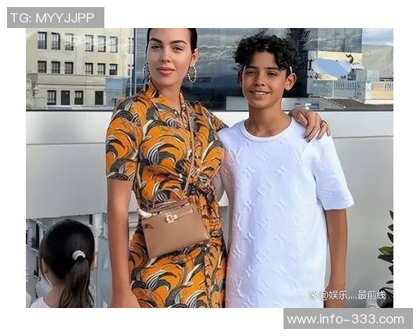 乔治娜分享迷你罗家族正装照颁奖礼上全家齐聚显温馨气氛